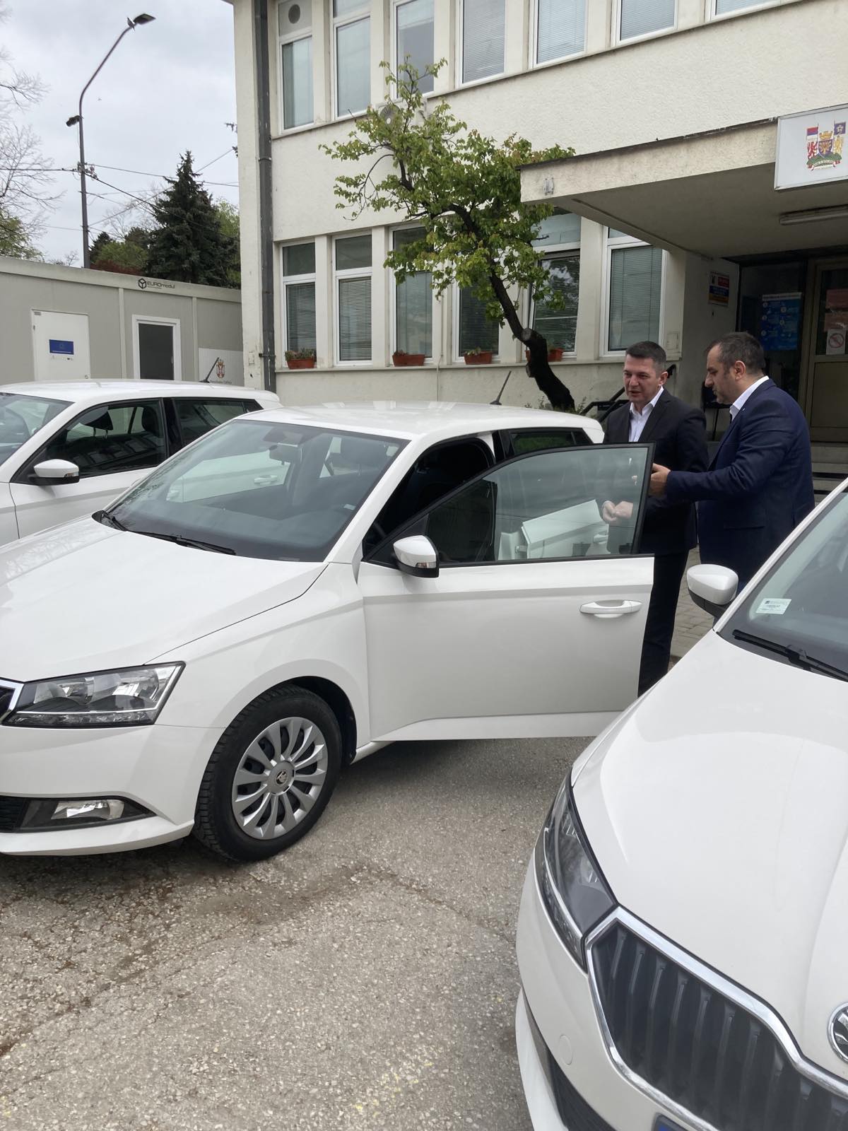 Danas su direktoru dr Čivoviću uručeni ključevi 6 novih Škoda fabija